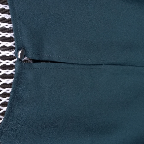 🍀Tahari emerald green blouse lace sleeves size L - Picture 4 of 7